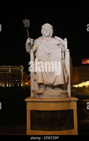 Byzantinische Justinian-Statue des Imperators bei Nacht in Skopje, Mazedonien. Stockfoto