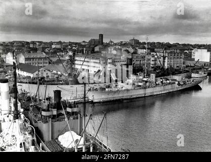 SS William James mit dem USCG Cutter Laorian in Reykjavik, Island, 1943 Stockfoto