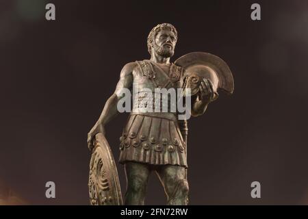 Statue auf der Augenbrücke bei Nacht in Skopje, Mazedonien. Eye Bridge begann 2011 mit dem Bau. Stockfoto