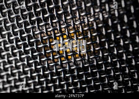 Makrofoto des großen Kondensatormikrofongrills mit Kupfer Farbige Kapsel im Inneren sichtbar Stockfoto