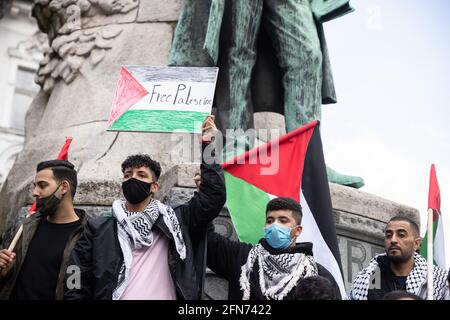 Ljubljana, Slowenien. Mai 2021. Während eines Protestes zur Unterstützung Palästinas auf dem Preserensplatz hält ein Protestler eine bemalte palästinensische Fahne mit der Aufschrift "Free Palestine".mehrere palästinensische Migranten protestierten auf den Straßen von Ljubljana, um Palästina zu unterstützen, als die israelisch-palästinensische Gewalt im Nahen Osten eskaliert. Kredit: SOPA Images Limited/Alamy Live Nachrichten Stockfoto