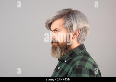 Bärtiger Mann. Barbershop-Verfahren. Seitenansicht Hochformat. Stockfoto