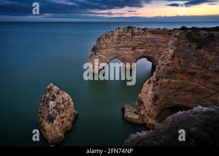 Foto des Naturbogens von paria da marinha in portugal Stockfoto