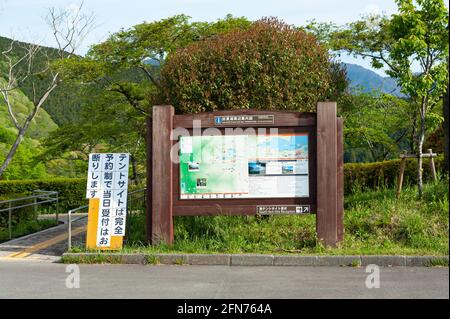 Lake Tanuki Umgebung Guide Karte. Holzplatte. Fuji-Hakone-Izu-Nationalpark. Tanuki-Campingplatz am See in Fujinomiya, Präfektur Shizuoka, Japan. Stockfoto