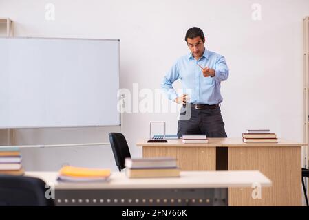 Junge Lehrerin im Klassenzimmer Stockfoto