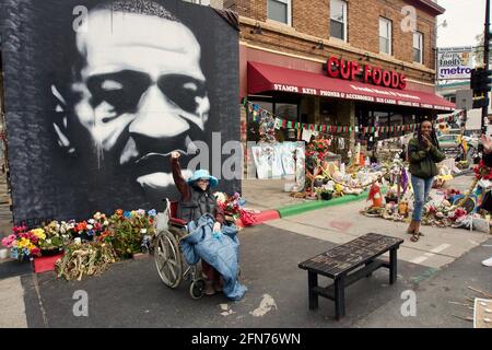 Karen Cato hat Krebs im Spätstadium, der letzte Wunsch war, den George Floyd Square zu besuchen. Behinderte ältere weiße Frau mit Faust in der Luft auf dem Wandbild. Minneapolis, MN. Stockfoto