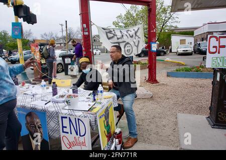 Generalanwalt Keith Ellison macht einen Livestream George Floyd Square. Minneapolis, Minnesota, USA. Stockfoto