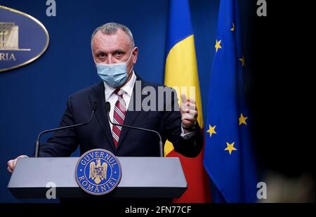 Bukarest, Rumänien - 13. Mai 2021: Sorin Cimpeanu, rumänischer Bildungsminister, beantwortet die Fragen von Journalisten während der Regierungspresse bri Stockfoto