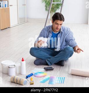 Der junge Mann verschwenden sein Budget in der Sanierung Projekt Stockfoto