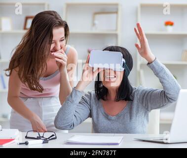 Die ältere Frau mit Virtual reality Brillen Stockfoto