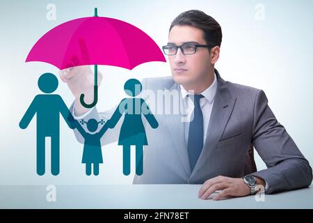 Lebensversicherungs-Konzept mit dem Geschäftsmann Taste drücken Stockfoto