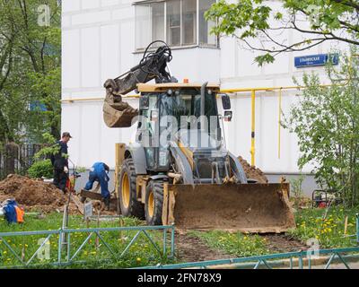 Moskau, Russland. Mai 2021. Die Arbeiter reparieren Wasserleitungen, sodass die Bürger 10-14 Tage lang kein heißes Wasser mehr haben. Kredit: SOPA Images Limited/Alamy Live Nachrichten Stockfoto