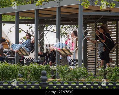 Moskau, Russland. Mai 2021. Am Erholungsgebiet auf dem Boulevard werden die Bürger gesehen, wie sie schaukeln. Kredit: SOPA Images Limited/Alamy Live Nachrichten Stockfoto