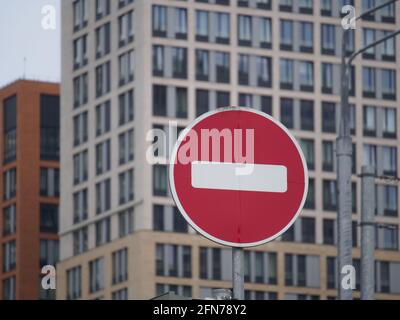 Moskau, Russland. Mai 2021. Das Stoppschild ist auf dem Hintergrund des neuen Wohngebäudes abgebildet. Kredit: SOPA Images Limited/Alamy Live Nachrichten Stockfoto