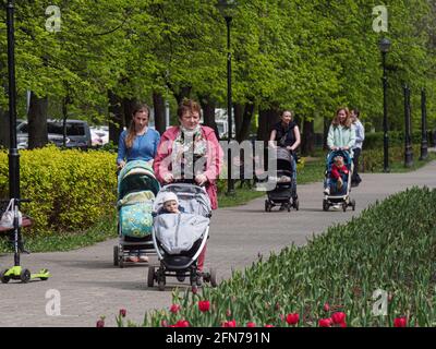 Moskau, Russland. Mai 2021. Frauen laufen mit ihren Kindern im Kinderwagen den Frühlingsboulevard entlang. (Foto: Alexander Sayganov/SOPA Images/Sipa USA) Quelle: SIPA USA/Alamy Live News Stockfoto