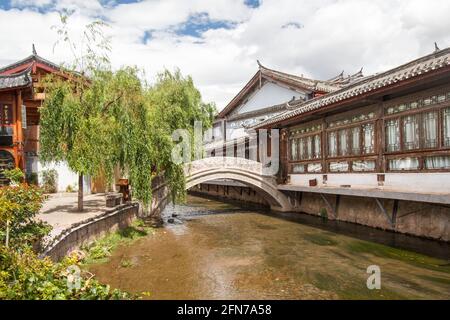 Traditionelle Steinbrücke in der Altstadt, Lijiang Yunnan, China Stockfoto