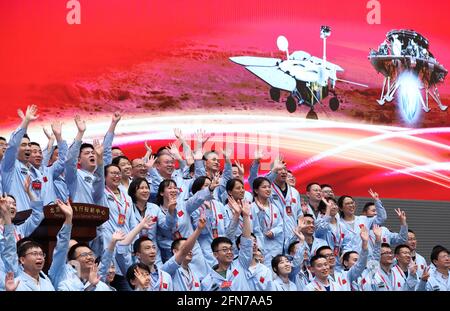 Peking, China. Mai 2021. Technische Mitarbeiter feiern, nachdem die chinesische Sonde Tianwen-1 erfolgreich auf dem Mars im Beijing Aerospace Control Center in Peking, der Hauptstadt Chinas, gelandet ist, 15. Mai 2021. Der Lander, der Chinas ersten Mars-Rover trägt, ist auf dem roten Planeten aufgeschlagen, bestätigte die chinesische Raumfahrtbehörde CNSA am Samstagmorgen. Quelle: Jin Liwang/Xinhua/Alamy Live News Stockfoto