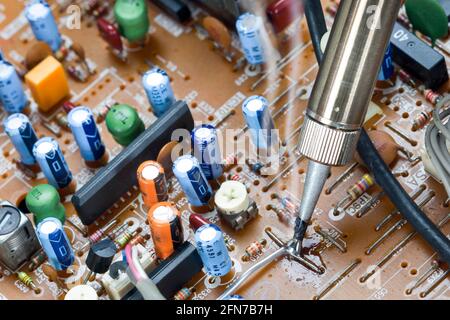 Lötkolben und Verifizierungsprüfungen von Elektronikplatinen Stockfoto