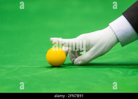 Snooker-Schiedsrichter richten Ball für neues Spiel ein Stockfoto