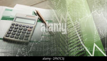 Zusammensetzung von Kalkulator und Dokumenten über digitale Diagramme Stockfoto