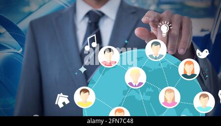 Netzwerk von Profilsymbolen auf der ganzen Welt gegen Unternehmer berühren unsichtbar Bildschirm im Auto Stockfoto