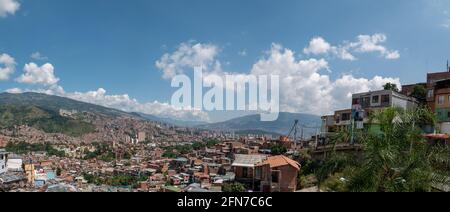 Medellin, Antioquia, Kolumbien - Dezember 23 2020: Comuna 13, Touristische künstlerische städtische Attraktion Kulturhistorische Nachbarschaft an einem bewölkten Tag Stockfoto