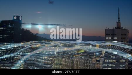 Zusammensetzung von Wellen binärer Kodierung über dem Stadtbild Stockfoto