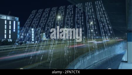 Zusammensetzung der binären Codierung über Stadtbild bei Nacht Stockfoto