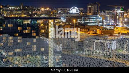 Zusammensetzung der binären Codierung über Stadtbild bei Nacht Stockfoto