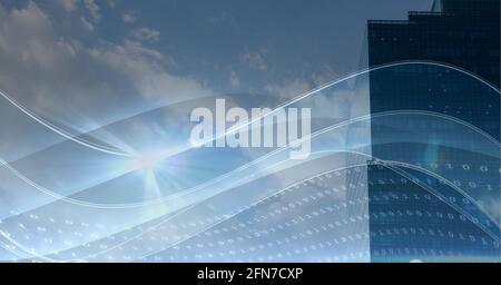 Zusammensetzung von Wellen binärer Kodierung über dem Stadtbild Stockfoto