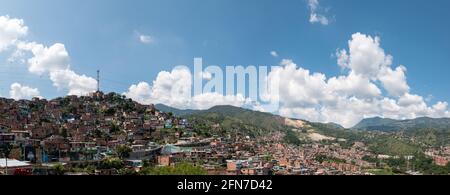 Medellin, Antioquia, Kolumbien - Dezember 23 2020: Comuna 13, Touristische künstlerische städtische Attraktion Kulturhistorische Nachbarschaft an einem bewölkten Tag Stockfoto