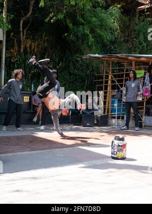 Medellin, Antioquia, Kolumbien - Dezember 23 2020: Young man Break Dance in schwarz-grauen Outfits in der Comuna 13 Stockfoto