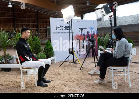 In Der Britischen Regierung. Mai 2021. Alex Hua Tian (L) erhält nach einer Pressekonferenz am 14. Mai 2021 in Chesthire, Großbritannien, ein Interview mit Xinhua. Chinas erster Olympiateilnehmer Alex Hua Tian stellte auf der Pressekonferenz im Pinfold Stables in der britischen Hauptstadt Tscheshire seinen neuen Slogan „Hoof Print to Tokyo“ für die Olympischen Spiele vor. Quelle: Ray Tang/Xinhua/Alamy Live News Stockfoto