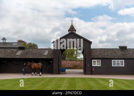 „Hes“. Mai 2021. Das Foto vom 14. Mai 2021 zeigt einen Blick auf die Pinfold Stallungen in der britischen Regierung. Chinas erster Olympiateilnehmer Alex Hua Tian stellte auf der Pressekonferenz im Pinfold Stables in der britischen Hauptstadt Tscheshire seinen neuen Slogan „Hoof Print to Tokyo“ für die Olympischen Spiele vor. Quelle: Ray Tang/Xinhua/Alamy Live News Stockfoto
