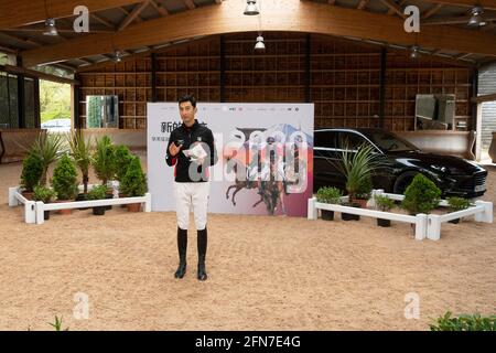 In Der Britischen Regierung. Mai 2021. Alex Hua Tian spricht während einer Pressekonferenz am 14. Mai 2021 in der britischen Stadt Hes. Chinas erster Olympiateilnehmer Alex Hua Tian stellte auf der Pressekonferenz im Pinfold Stables in der britischen Hauptstadt Tscheshire seinen neuen Slogan „Hoof Print to Tokyo“ für die Olympischen Spiele vor. Quelle: Ray Tang/Xinhua/Alamy Live News Stockfoto