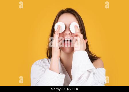 Frau, die Make-up mit einem Wattewischschwamm auszieht. Tägliche gesunde Schönheitsroutine. Schöne Frau, weibliche Hautpflege, Nahaufnahme Gesicht Schönheitsporträt. Stockfoto