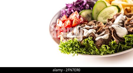 Herzhaftes türkisches Kalbfleisch, serviert mit frischem Gemüse, Salat, französischen Feuern und einem leckeren Dip, Mayonnaise. Stockfoto