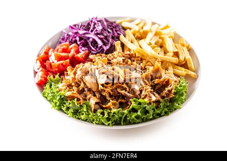 Leckere türkische Hühnchen-Kebab, zubereitet und auf dem weißen Teller serviert, mit schönem hausgemachten Gemüse und salzigen pommes frites. Stockfoto