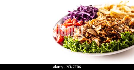 Leckere türkische Hühnchen-Kebab, zubereitet und auf dem weißen Teller serviert, mit schönem hausgemachten Gemüse und salzigen pommes frites. Stockfoto