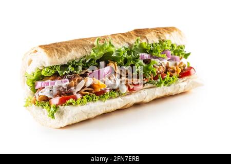 Isoliertes türkisches Kebab-Baguette mit großzügiger Portion Gemüse und richtig gegrilltem Kalb- oder Hühnerfleisch. Stockfoto