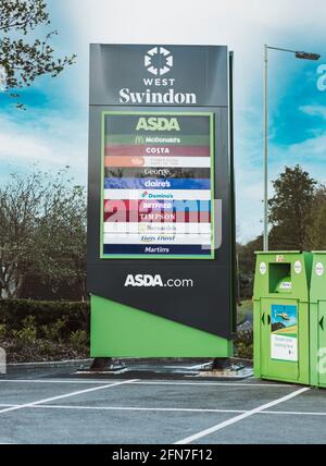 SWINDON, Großbritannien - 11. MAI 2021: Beschilderung für den neu überarbeiteten ASDA-Supermarkt in West Swindon Stockfoto