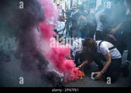Barcelona, Spanien. Mai 2021. Demonstranten zünden während der Demonstration Fackeln an. Die palästinensische Gemeinschaft Kataloniens hat aufgrund der jüngsten Ereignisse des Konflikts vor der Delegation der spanischen Regierung in Barcelona gegen den Staat Israel demonstriert. Die Demonstranten fordern, dass der spanische Staat nicht mit den Praktiken der israelischen Sicherheitskräfte einverstanden ist. Kredit: SOPA Images Limited/Alamy Live Nachrichten Stockfoto
