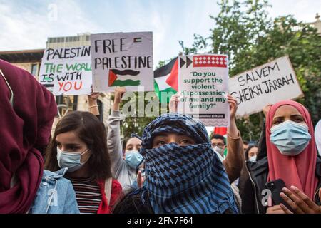 Barcelona, Spanien. Mai 2021. Demonstranten halten während der Demonstration Plakate. Die palästinensische Gemeinschaft Kataloniens hat aufgrund der jüngsten Ereignisse des Konflikts vor der Delegation der spanischen Regierung in Barcelona gegen den Staat Israel demonstriert. Die Demonstranten fordern, dass der spanische Staat nicht mit den Praktiken der israelischen Sicherheitskräfte einverstanden ist. Kredit: SOPA Images Limited/Alamy Live Nachrichten Stockfoto