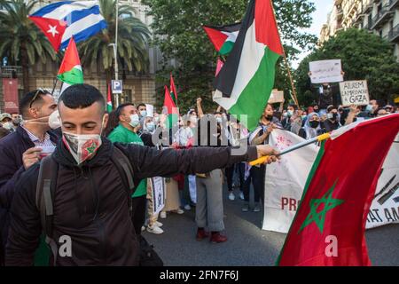 Barcelona, Spanien. Mai 2021. Der Protestierende hält während der Demonstration die marokkanische Flagge. Die palästinensische Gemeinschaft Kataloniens hat aufgrund der jüngsten Ereignisse des Konflikts vor der Delegation der spanischen Regierung in Barcelona gegen den Staat Israel demonstriert. Die Demonstranten fordern, dass der spanische Staat nicht mit den Praktiken der israelischen Sicherheitskräfte einverstanden ist. (Foto von Thiago Prudencio/SOPA Images/Sipa USA) Quelle: SIPA USA/Alamy Live News Stockfoto