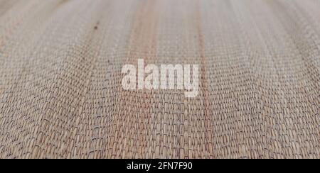 BANNER echte Natur Hintergrund. Weichzeichnungseffekt. Nahaufnahme gewebte Methode Bambusrohr Strohmuster Textur Matte. Ostasiatische Traditionen. Ruhiges Spa, warme Stimmung Stockfoto