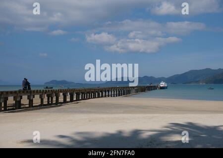 Indonesien Anambas Inseln - Jemaja Insel Padang Melang Strand mit Steg Stockfoto