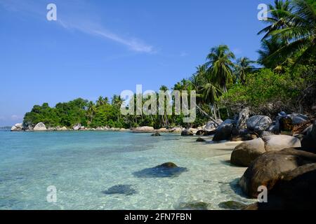 Indonesien Anambas-Inseln - Felsenküste der Insel Telaga Stockfoto