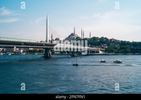 Istanbul, Türkei - Juni 8 2014: Golden Horn Metro Bridge oder Halic Metro Koprusu, eine Brücke mit Kabelsendern Stockfoto