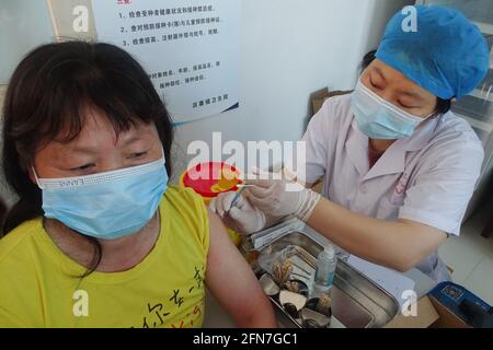 Fuyang, China. Mai 2021. Ein Gesundheitsmitarbeiter verabreicht den Covid-19-Impfstoff an einen Landbewohner an einer Impfstelle für COVID-19 in der Provinz Anhui. Kredit: SOPA Images Limited/Alamy Live Nachrichten Stockfoto