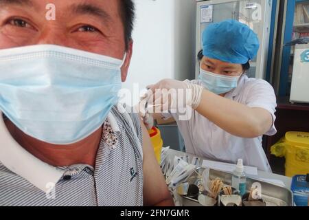 Fuyang, China. Mai 2021. Ein Gesundheitsmitarbeiter verabreicht den Covid19-Impfstoff an einen Landbewohner an einer COVID19-Impfstelle in der Provinz Anhui. (Foto von Sheldon Cooper/SOPA Images/Sipa USA) Quelle: SIPA USA/Alamy Live News Stockfoto